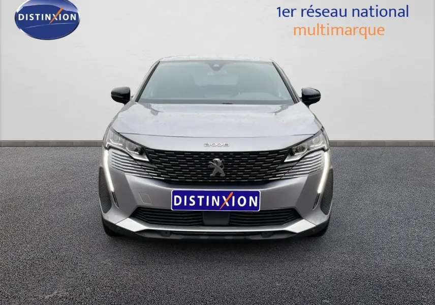 Vue de face du Peugeot 3008 hybride rechargeable gris Artense métal avec ses feux diurnes LED allumés.
