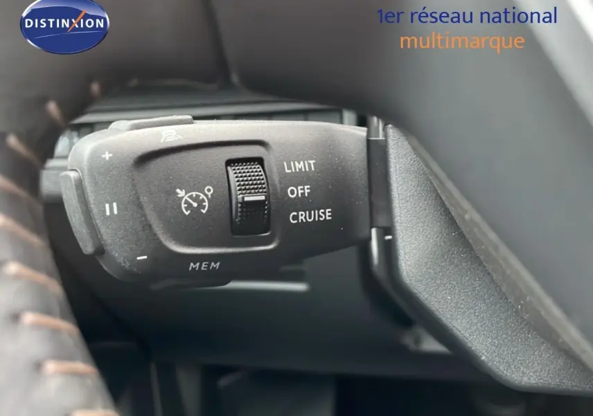 Gros plan sur la commande de régulateur de vitesse du Peugeot 3008 hybride rechargeable, intérieur noir.