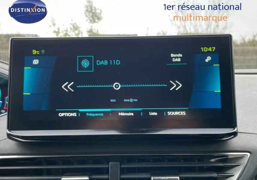 Écran tactile central du Peugeot 3008 gris Artense, affichant la radio DAB en intérieur, vue frontale rapprochée.