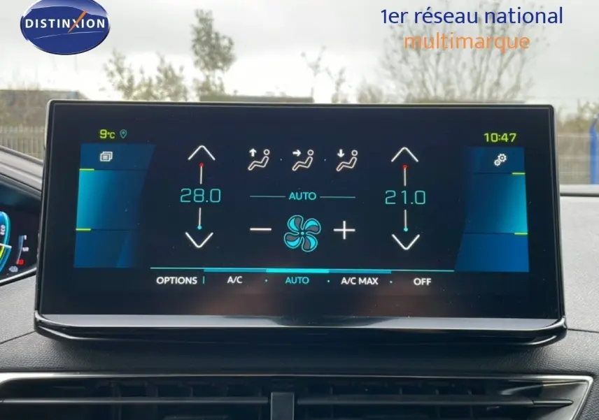 Écran tactile central de la Peugeot 3008 gris Artense, affichant la climatisation automatique avec réglages de température.