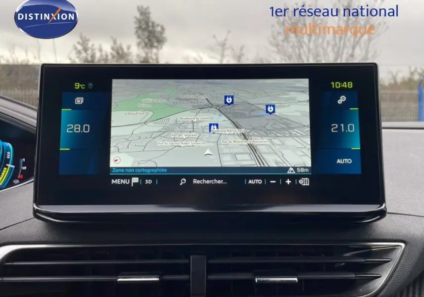 Écran tactile central du Peugeot 3008 hybride 2024 affichant la navigation et la climatisation, intérieur noir.