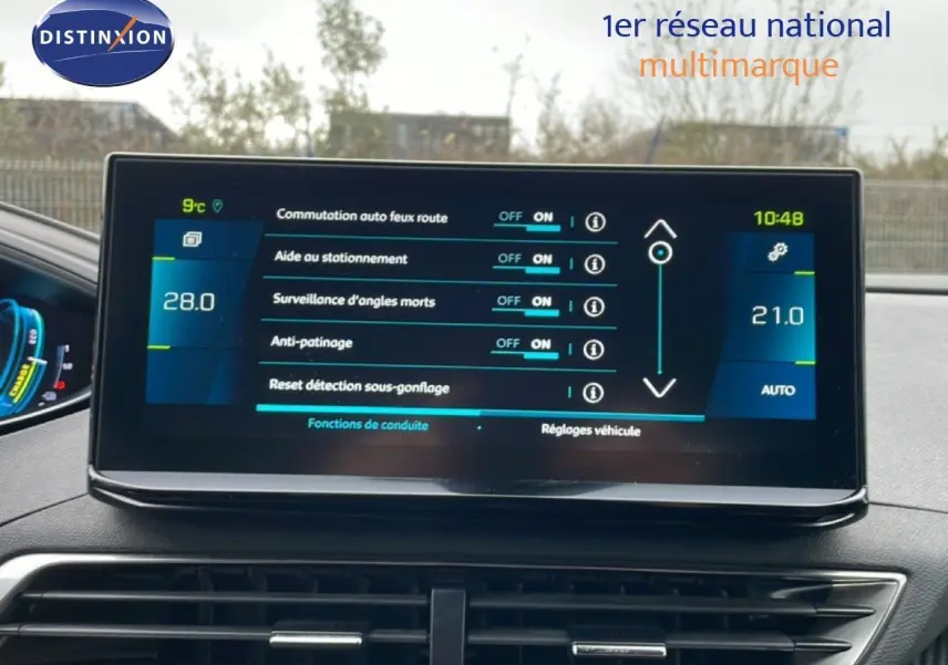 Écran tactile central du Peugeot 3008 2024 affichant les réglages d’aides à la conduite dans un intérieur noir.