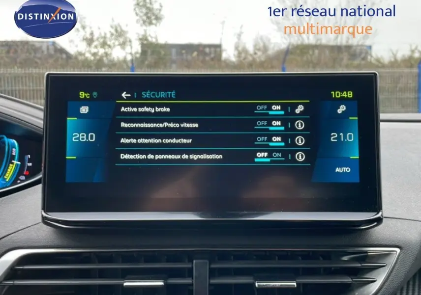 Écran central tactile du tableau de bord du Peugeot 3008 gris Artense, affichant les options de sécurité.