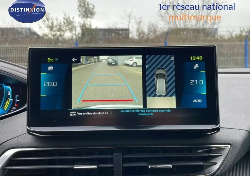 Écran central du Peugeot 3008 gris Artense montrant la caméra de recul et les réglages de climatisation.