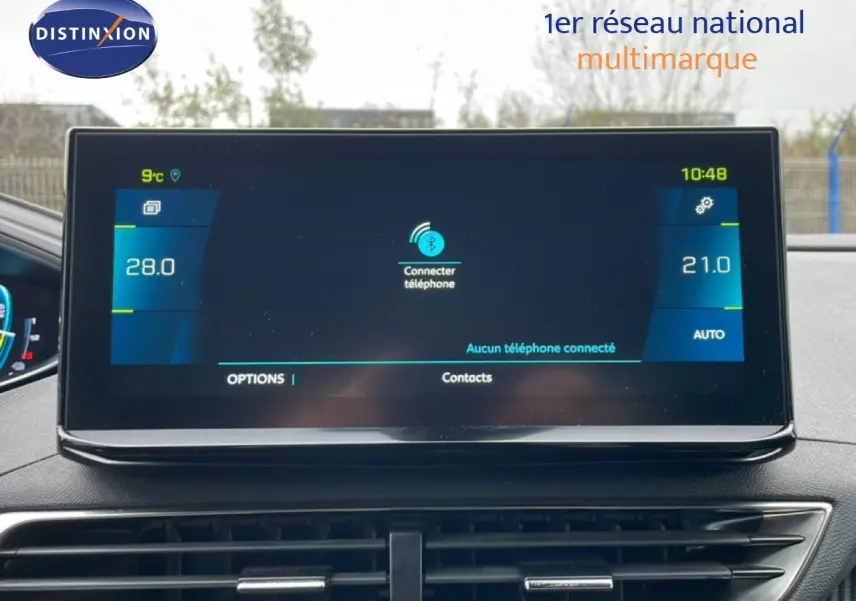 Écran tactile central du tableau de bord du Peugeot 3008 gris Artense, affichant la connexion Bluetooth et la climatisation.