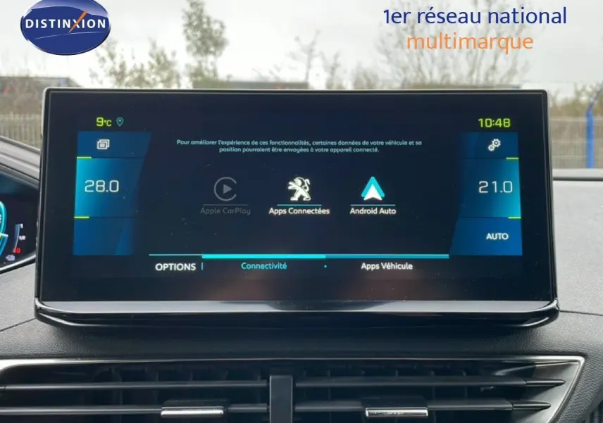 Écran tactile central du Peugeot 3008 2024 affichant les options Apple CarPlay et Android Auto, intérieur noir.