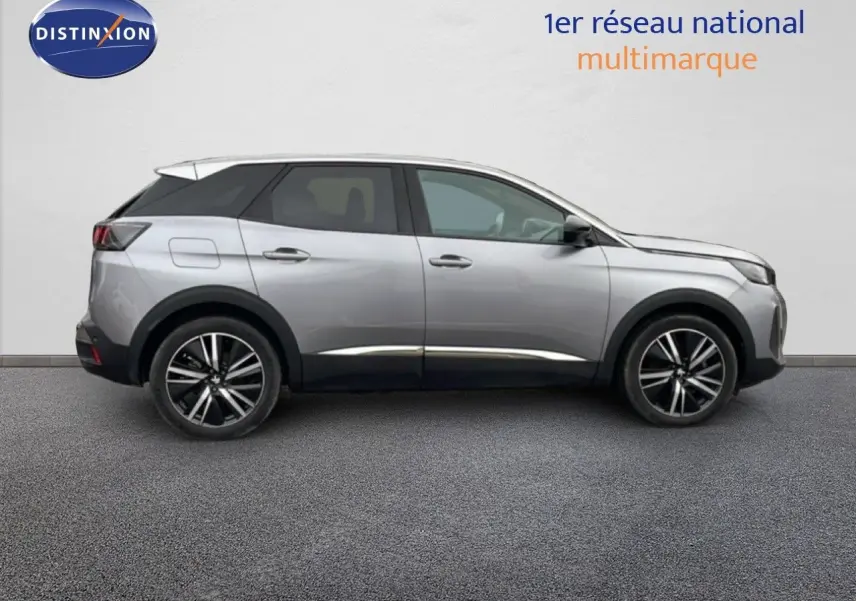 Vue de profil côté gauche d’un Peugeot 3008 hybride rechargeable gris Artense métal avec jantes bi-ton.