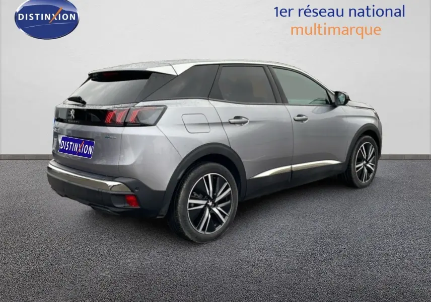 Vue 3/4 arrière droite d'un Peugeot 3008 hybride rechargeable gris Artense métal avec jantes bi-ton 19 pouces.