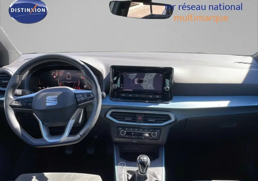 Vue intérieure frontale du tableau de bord de la SEAT Arona 2025 avec volant multifonction et écran tactile central.