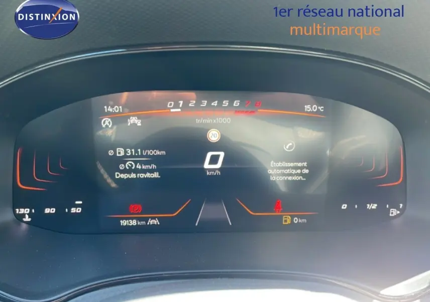 Tableau de bord numérique du SEAT Arona 2025 affichant vitesse, consommation et alertes, avec design moderne et éclairage orange.