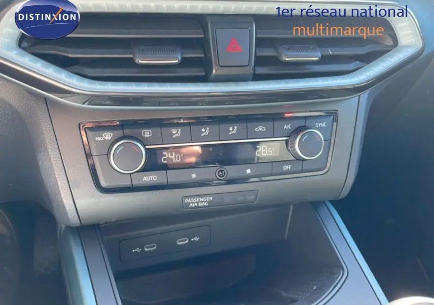 Gros plan sur la console centrale du SEAT Arona 2025, montrant la climatisation digitale et les ports USB.