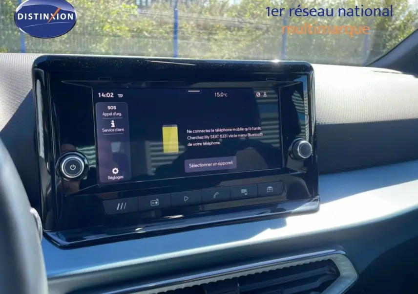 Vue intérieure centrée sur l’écran tactile du tableau de bord du SEAT Arona 2025, ambiance claire et moderne.