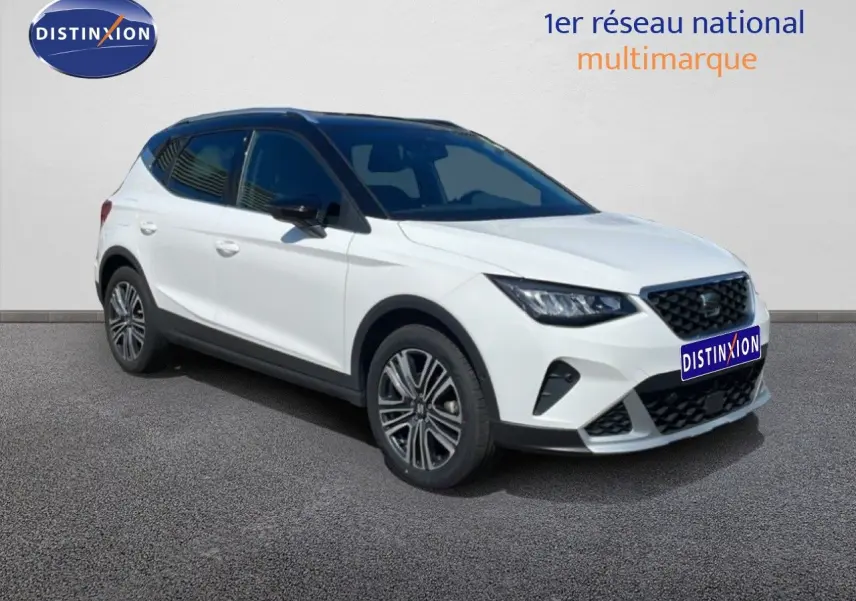 SEAT Arona blanc alpin métal avec toit noir, vue 3/4 avant droit, jantes alliage et calandre noire distinctive.