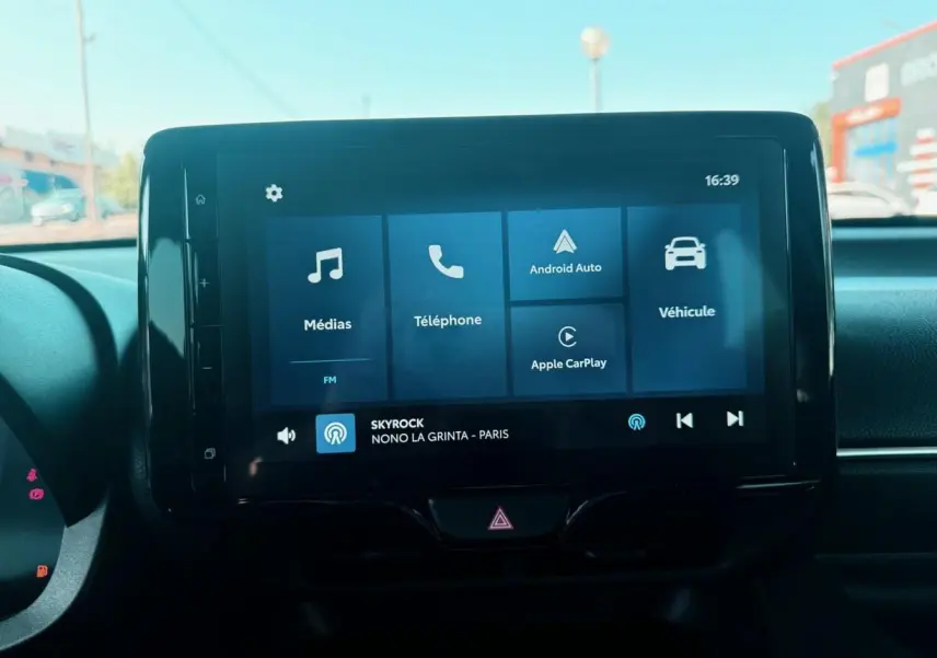 Écran tactile central de la Toyota Yaris Hybrid 2025 affichant les options médias, téléphone, Android Auto et Apple CarPlay.