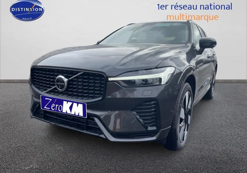 Volvo XC60 T6 gris 3/4 avant droit avec calandre noire et phares LED distinctifs