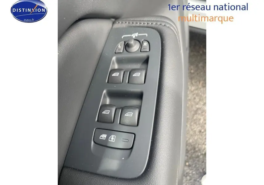 Panneau de commandes des vitres et rétroviseurs côté gauche intérieur d'un Volvo XC60 gris 2024