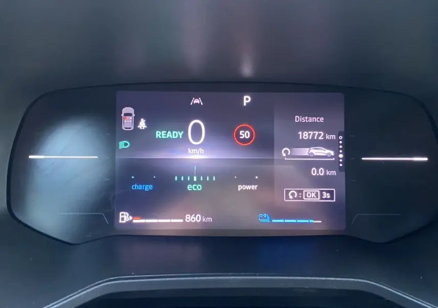 Affichage numérique du tableau de bord de la Renault Clio V hybride, indiquant vitesse zéro et autonomie 860 km.