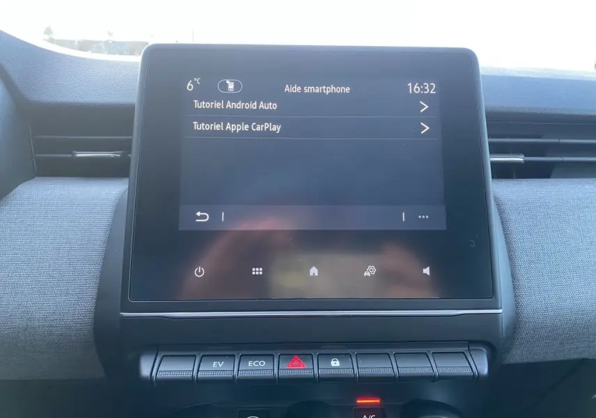 Écran tactile central de la Renault Clio V E-Tech gris schiste, affichant les tutoriels Android Auto et Apple CarPlay.