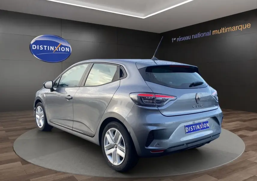 Vue 3/4 arrière droite de la Renault Clio V E-Tech gris schiste, avec feux LED et jantes alliage visibles.
