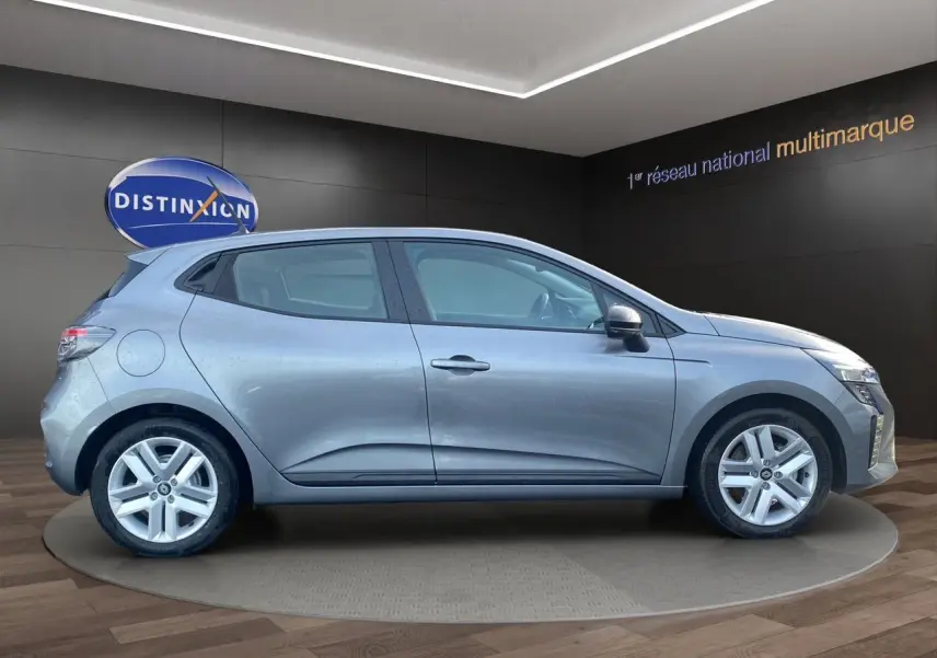 Profil côté gauche de la Renault Clio V E-Tech Full Hybrid gris schiste, avec jantes alliage et poignées de porte intégrées.