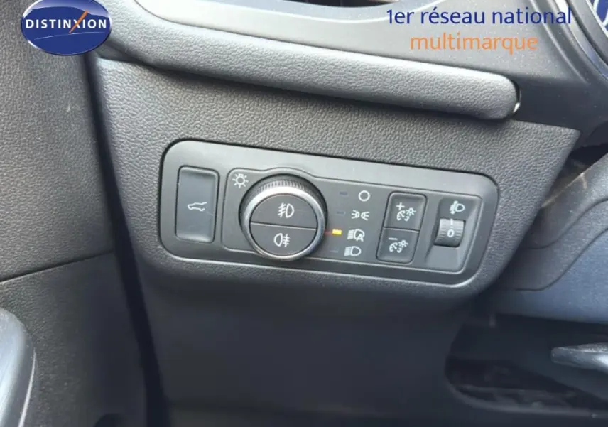 Détail du panneau de commandes d’éclairage côté gauche intérieur d’un Ford Kuga noir 2024.