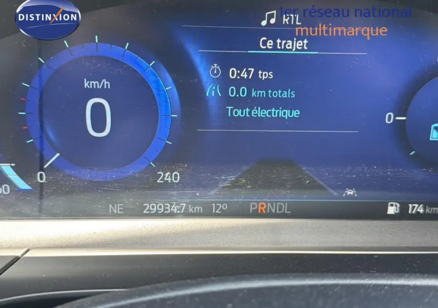 Affichage numérique du tableau de bord du Ford Kuga noir 2024, indiquant vitesse zéro et mode tout électrique.