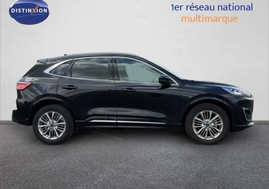 Ford Kuga noir en profil côté gauche, avec jantes alliage 18 pouces et vitres surteintées visibles.