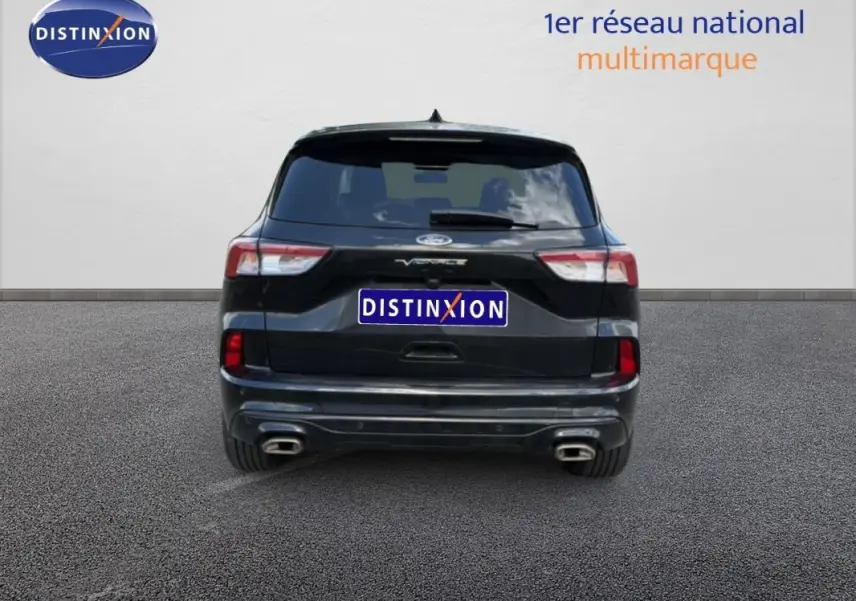 Vue arrière d'un Ford Kuga noir 2024 avec double sortie d'échappement et vitres surteintées.