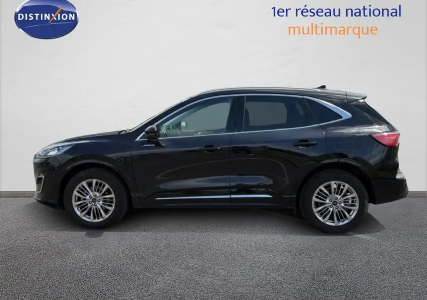 Vue de profil côté gauche d’un Ford Kuga noir 2024 avec jantes alliage 18 pouces et vitres surteintées.