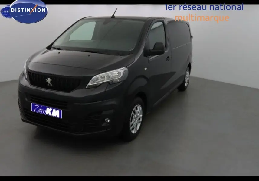Vue 3/4 avant d'un Peugeot Expert Fourgon noir métal 2022 en intérieur, avec calandre et phares visibles.