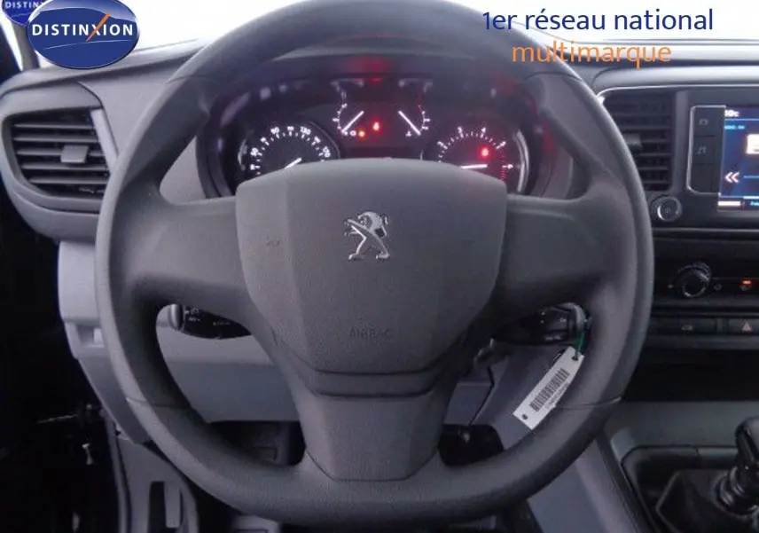 Vue rapprochée du volant Peugeot Expert Fourgon noir métal 2022, tableau de bord et commandes visibles.