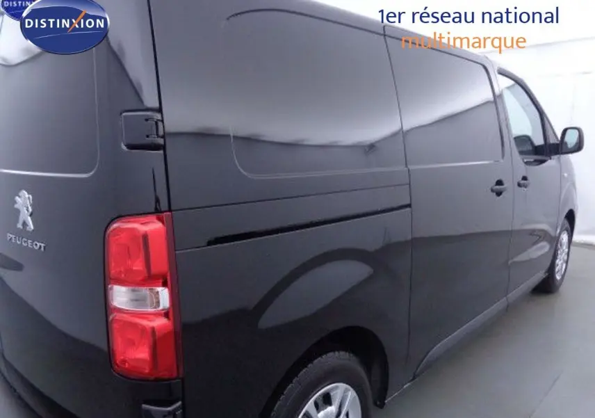 Vue 3/4 arrière droite d'un Peugeot Expert Fourgon noir métal, mettant en valeur la porte latérale et les feux arrière rouges.