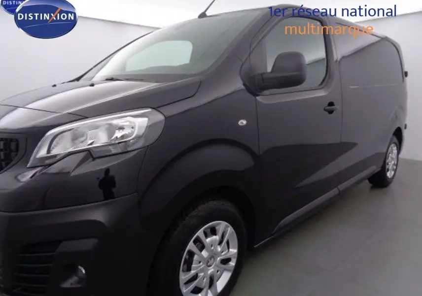 Vue 3/4 avant droit du Peugeot Expert Fourgon noir métal 2022 avec jantes argentées et carrosserie lisse