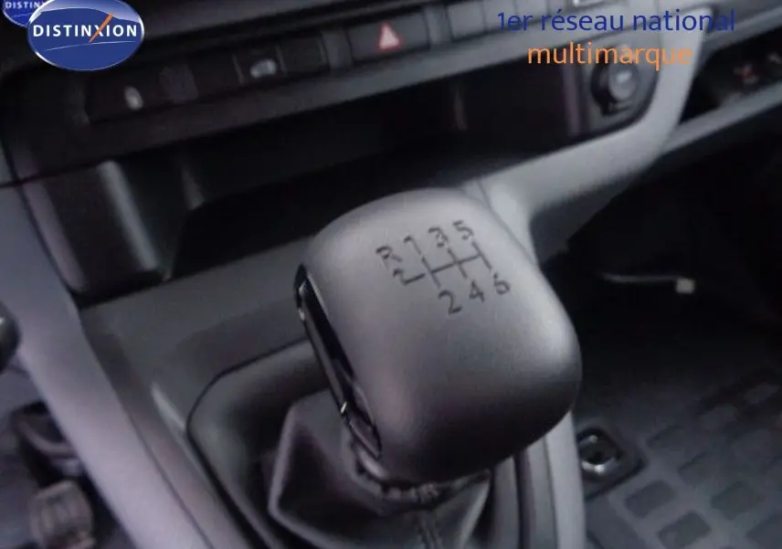 Le levier de vitesses manuel noir du Peugeot Expert Fourgon 2022, vue rapprochée de l'intérieur côté conducteur.