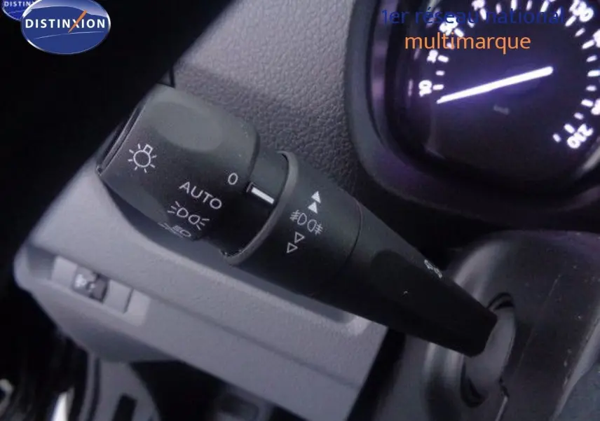 Gros plan sur la commande des phares et clignotants du Peugeot Expert Fourgon noir métal 2022, intérieur tableau de bord.