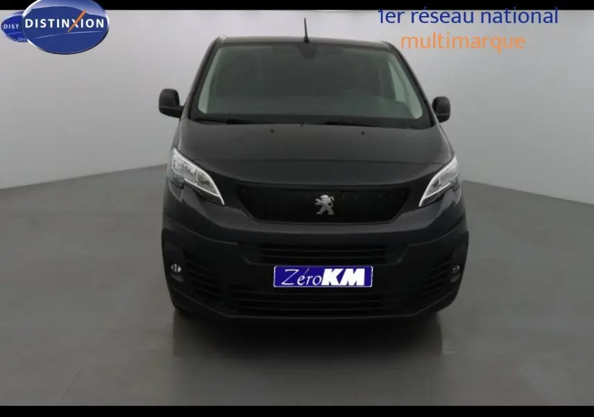 Vue frontale d'un Peugeot Expert Fourgon noir métal 2022 avec calandre et logo lion bien visibles.