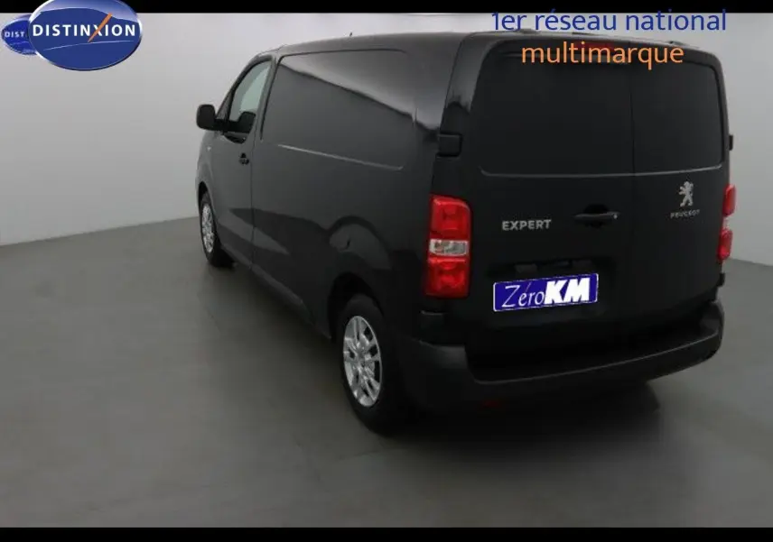 Vue 3/4 arrière droite du Peugeot Expert Fourgon noir métal 2022 avec portes arrière fermées dans un studio.