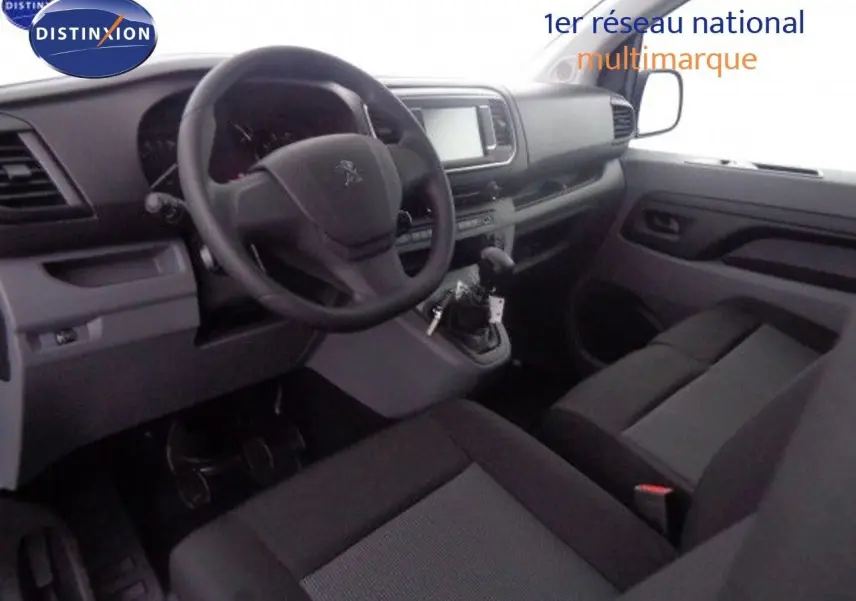 Intérieur du Peugeot Expert Fourgon noir métal 2022, vue de face sur le poste de conduite et la console centrale.