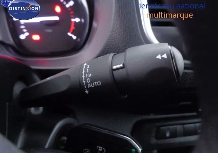 Gros plan sur la commande d'essuie-glace du Peugeot Expert Fourgon noir métal, tableau de bord en arrière-plan flou.