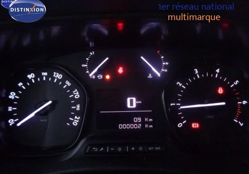 Tableau de bord éclairé du Peugeot Expert Fourgon noir, affichant 2 km et témoins d'alerte allumés.