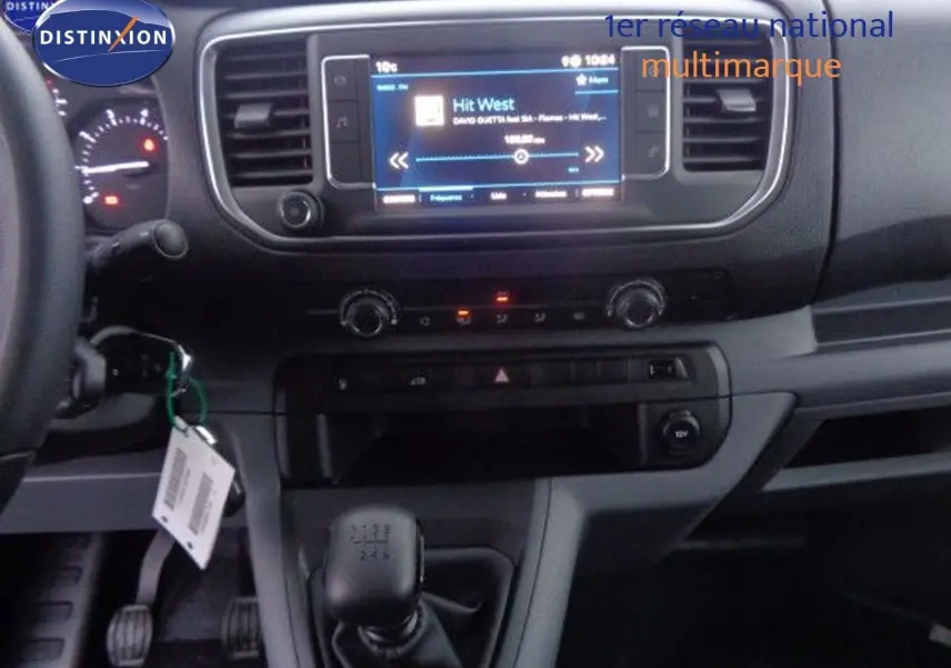 Vue intérieure du tableau de bord et levier de vitesses manuel du Peugeot Expert Fourgon noir métal 2022.