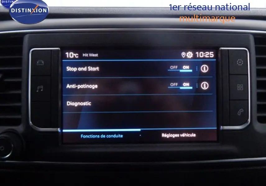 Écran tactile central du Peugeot Expert Fourgon noir métal 2022 affichant les réglages Stop and Start et anti-patinage.