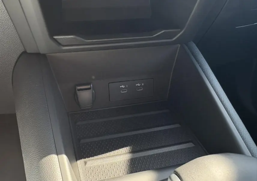 Gros plan sur la console centrale du Renault Symbioz gris, montrant les ports USB-C et une prise 12V intégrés.