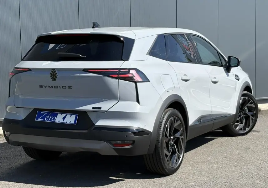 Vue 3/4 arrière droite d'un Renault SYMBIOZ gris Rafale avec jantes noires et toit panoramique Solarbay