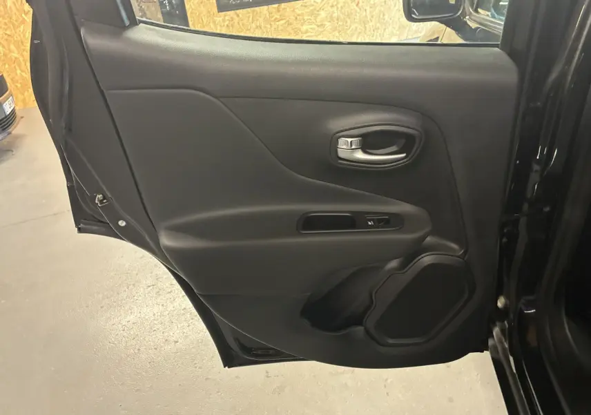 Porte arrière gauche noire du Jeep Renegade 2019 avec poignée intérieure et haut-parleur intégrés.