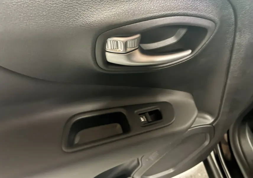 Poignée de porte intérieure noire côté gauche du Jeep Renegade 2019 avec bouton de verrouillage centralisé.