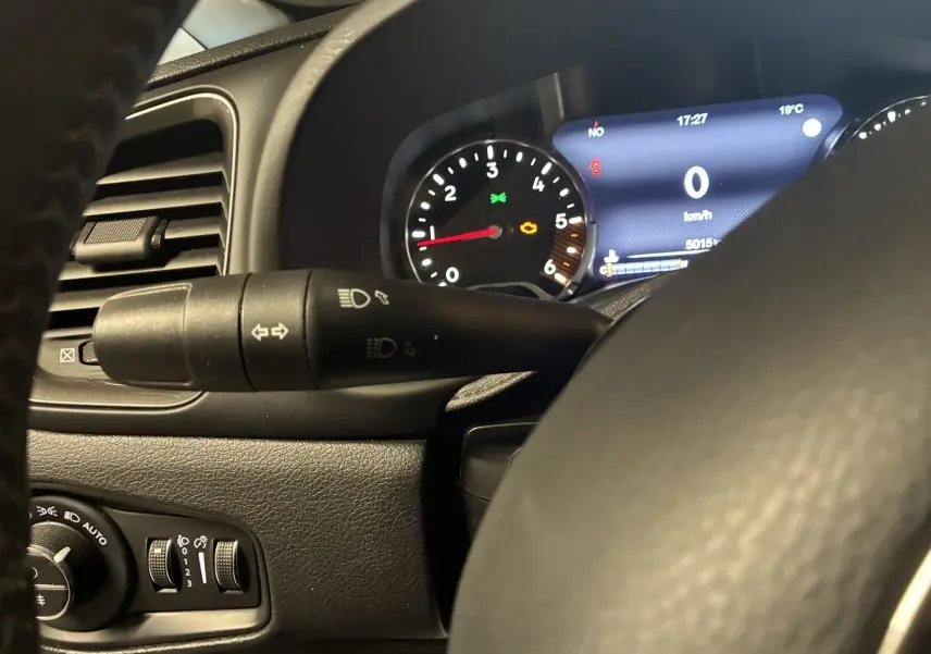 Vue rapprochée du tableau de bord noir du Jeep Renegade 2019, avec compte-tours et commandes d'éclairage visibles.