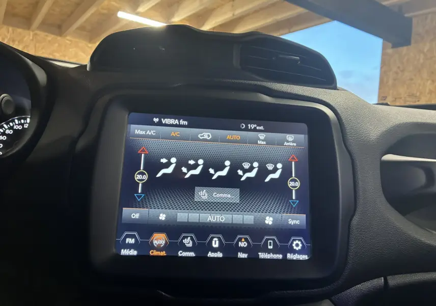 Écran tactile central du Jeep Renegade 2019 affichant les réglages de climatisation automatique dans un intérieur noir.