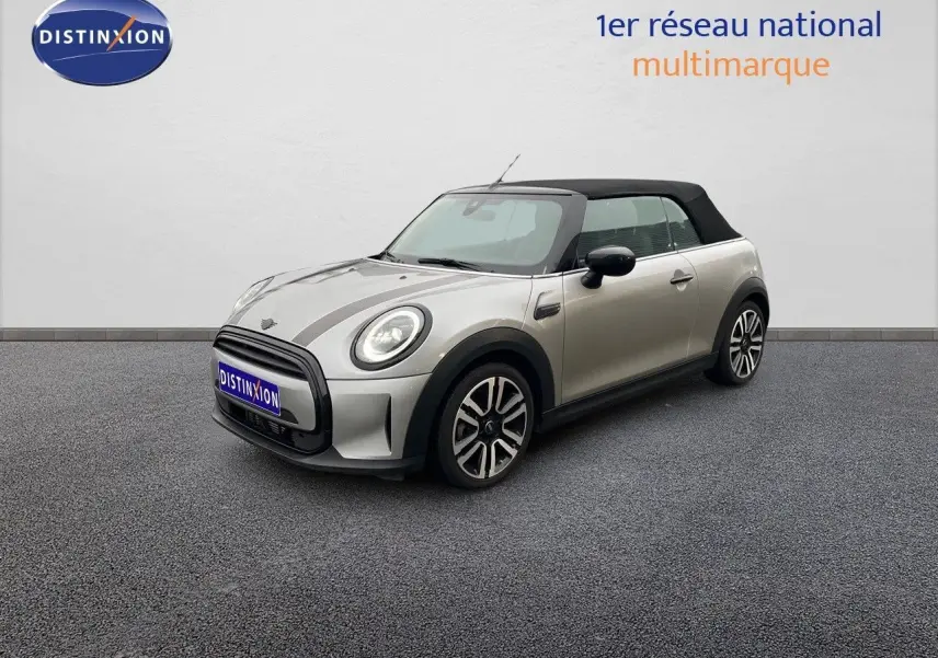 MINI Cabriolet 2023 Melting Silver vue 3/4 avant droit avec capote noire et jantes bicolores.