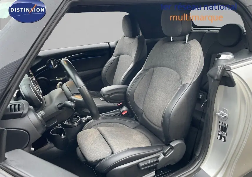 Intérieur de MINI Cabriolet Melting Silver, vue côté gauche sur sièges tissu gris et cuir noir, volant et tableau de bord visibles.